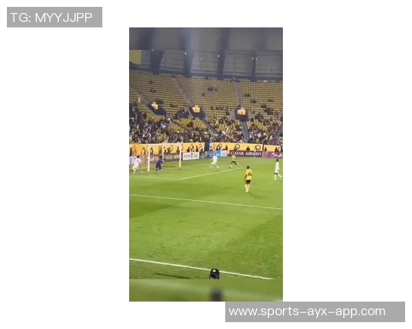 C罗头球助攻未果菲利克斯射门高出后C罗无奈敲脑门