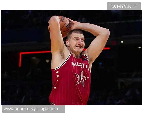 约基奇半场因膝伤退赛明日将接受检查全场14投9中贡献21分5篮板8助攻